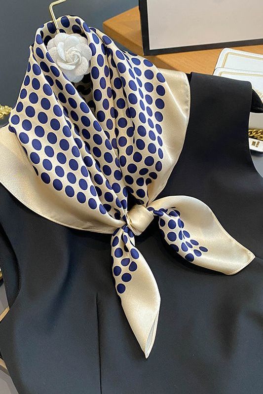 SILKKIHUIVI HILLITYLLÄ KUVIOLLA