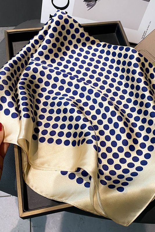 SILKKIHUIVI HILLITYLLÄ KUVIOLLA